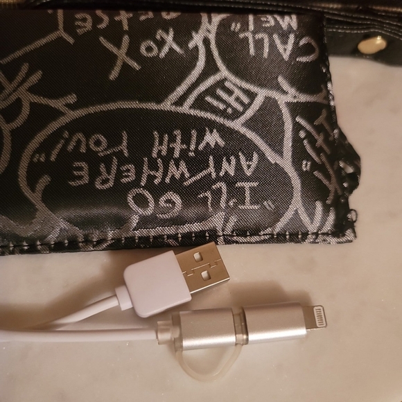 NWOT Betsey Johnson wristlet with cellular Android/Apple compatible power bank. - Picture 11 of 12